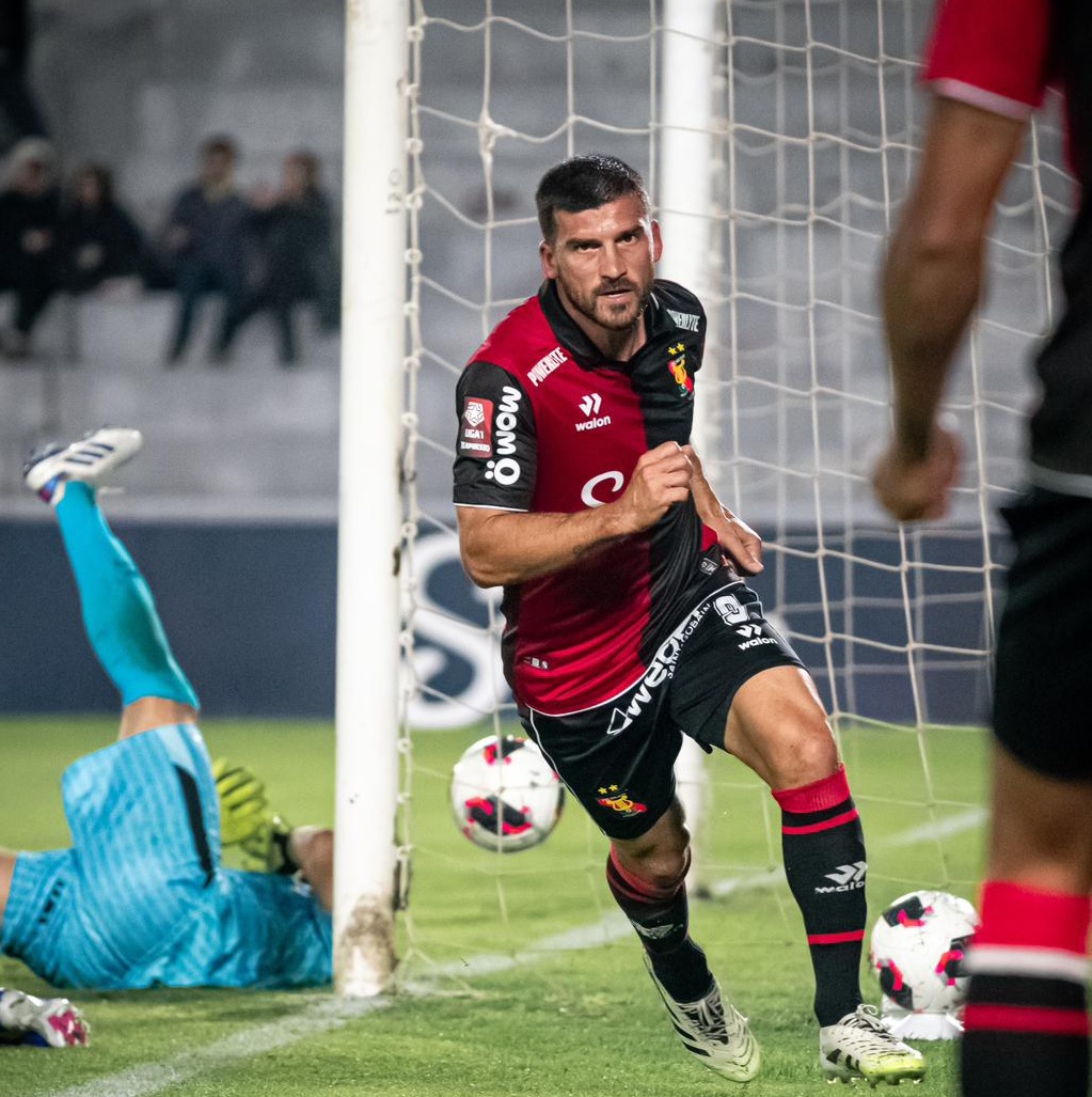 Bernardo Cuesta es el nuevo goleador histórico de FBC Melgar